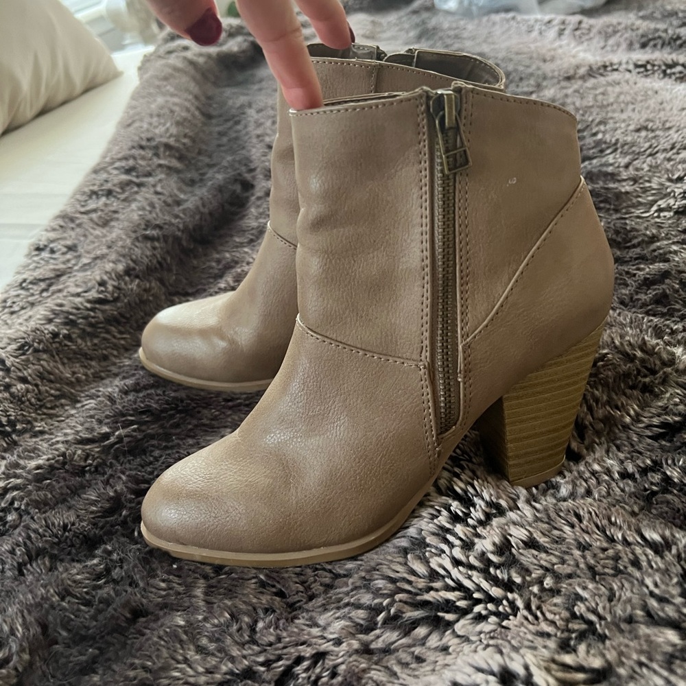 Womens 7.5 booties